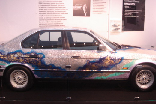 Фото Расписные BMW В этом году в Россию впервые привезли коллекцию BMW Art Cars. Днем буквы отражают солнечный свет, а ночью светятся голубым светом...