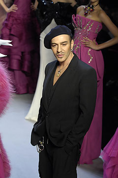 Фото Джон Галльяно заблаговременно начал подготовку к крупным мероприятиям, приуроченным к 60-летнему юбилею модного дома Christian Dior. 