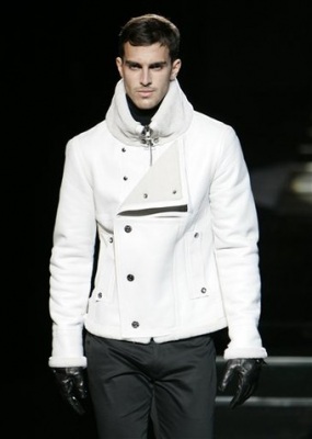 На следующий холодный сезон дуэт Dolce&Gabbana предложил три вещи, обещающие войти в моду: большие кожаные сумки-портфели, твидовые кепки в стиле «гаврош» и брюки, заправленные в сапоги. 