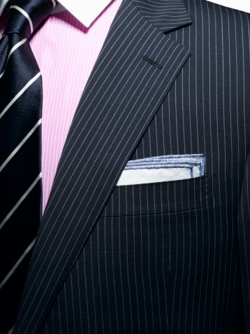 Несмотря на то, что цветная шелковая полоска под названием галстук — практически единственный для мужчины способ украсить свой сдержанный деловой костюм, проявив при этом индивидуальность, многие пренебрегают этим аксессуаром и стараются всячески избежать его наличия в своем гардеробе. Некоторые утверждают, что носить галстук неудобно. У других он ассоциируется со студенческими временами или скучной офисной работой. В любом случае галстук придает официальность и строгость, которую многие мужчины не считают признаком хорошего стиля. 