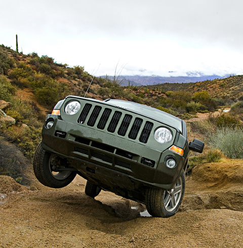 Фото Jeep Patriot построен на той же платформе, что и Dodge Caliber. Но при этом он пытается оправдать своё название и должен привлечь искателей приключений.