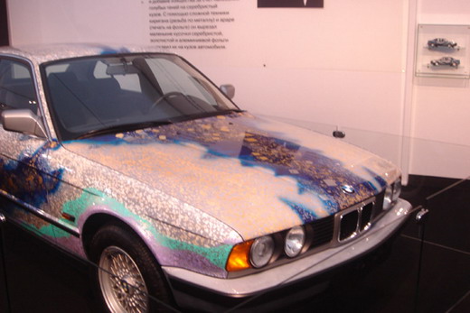 Фото Расписные BMW В этом году в Россию впервые привезли коллекцию BMW Art Cars. Днем буквы отражают солнечный свет, а ночью светятся голубым светом...