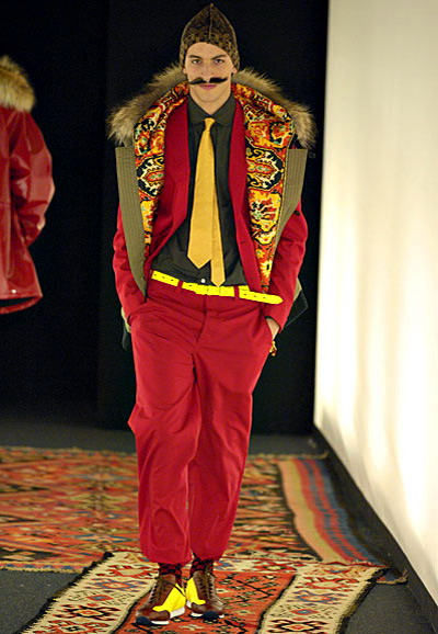 Фото Хотя бы в том, что настоящих мужчин в будущем сезоне леопардами не испугать, а кроме того, они опровергают мнение о том, что »то, что между ног, — это не техника». Мотоциклы и все, что с ними связано, по мнению Дениса Симачева, — самая настоящая техника и один из главных трендов будущей осени. Подтверждают это и мотоциклетные черные куртки, и расписные мотошлемы.  Фото Хотя бы в том, что настоящих мужчин в будущем сезоне леопардами не испугать, а кроме того, они опровергают мнение о том, что »то, что между ног, — это не техника». Мотоциклы и все, что с ними связано, по мнению Дениса Симачева, — самая настоящая техника и один из главных трендов будущей осени. Подтверждают это и мотоциклетные черные куртки, и расписные мотошлемы.