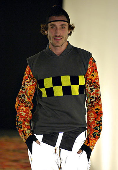 А вот леопарды живут не только в коллекции Симачева, есть они и у Prada. Так что, если ты мужчина, лучшим твоим украшением и другом должен стать мех. Но не роскошно-мужественный, с каким мы познакомились в этом зимнем сезоне благодаря марке Baldessarini, а немного «сиротский», типа рыжей лисы или уж абсурдно-люксовый, раскрашенные под леопардов. Если не хватит куража приобрести леопардовую шубу, обрати внимание на брюки-бананы того же хищного пятнистого узора. Брюкам-бананам у Симачева вообще отведено особое место, возможно, оттого, что их очень удобно заправлять в высокие ковбойские сапоги (которые, правда, раскрашены в русском стиле), потому они представлены в красном варианте, и в фиолетовом, и в черном атласном, и в белом.  А вот леопарды живут не только в коллекции Симачева, есть они и у Prada. Так что, если ты мужчина, лучшим твоим украшением и другом должен стать мех. Но не роскошно-мужественный, с каким мы познакомились в этом зимнем сезоне благодаря марке Baldessarini, а немного «сиротский», типа рыжей лисы или уж абсурдно-люксовый, раскрашенные под леопардов. Если не хватит куража приобрести леопардовую шубу, обрати внимание на брюки-бананы того же хищного пятнистого узора. Брюкам-бананам у Симачева вообще отведено особое место, возможно, оттого, что их очень удобно заправлять в высокие ковбойские сапоги (которые, правда, раскрашены в русском стиле), потому они представлены в красном варианте, и в фиолетовом, и в черном атласном, и в белом.