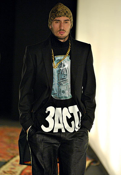 О чем будет думать мужчина в будущем сезоне у Симачева, понятно по принтам и нашивкам. Итак, его мысли касаются марихуаны, Лондона, девушек, «мира во всем мире», бензина, выпивки, фаллосов и прочих интересных вещей. Так много мыслей у героя дизайнера на самом деле оттого, что он много путешествует — один из принтов гласит «Тотал Трэвел». При этом герой неприкрыто похож на Бората Сагдиева (фильм «Борат: изучение американской культуры на благо славного Казахстана», в главной роли Саша Барон Коэн), а все присутствующие на нем вещи будто собраны со всех уголков мира и самым невообразимым образом смиксованы.  О чем будет думать мужчина в будущем сезоне у Симачева, понятно по принтам и нашивкам. Итак, его мысли касаются марихуаны, Лондона, девушек, «мира во всем мире», бензина, выпивки, фаллосов и прочих интересных вещей. Так много мыслей у героя дизайнера на самом деле оттого, что он много путешествует — один из принтов гласит «Тотал Трэвел». При этом герой неприкрыто похож на Бората Сагдиева (фильм «Борат: изучение американской культуры на благо славного Казахстана», в главной роли Саша Барон Коэн), а все присутствующие на нем вещи будто собраны со всех уголков мира и самым невообразимым образом смиксованы.