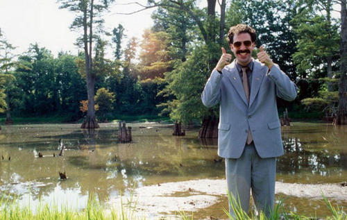 Так много мыслей у героя дизайнера на самом деле оттого, что он много путешествует — один из принтов гласит «Тотал Трэвел». При этом герой неприкрыто похож на Бората Сагдиева (фильм «Борат: изучение американской культуры на благо славного Казахстана», в главной роли Саша Барон Коэн), а все присутствующие на нем вещи будто собраны со всех уголков мира и самым невообразимым образом смиксованы.  Так много мыслей у героя дизайнера на самом деле оттого, что он много путешествует — один из принтов гласит «Тотал Трэвел». При этом герой неприкрыто похож на Бората Сагдиева (фильм «Борат: изучение американской культуры на благо славного Казахстана», в главной роли Саша Барон Коэн), а все присутствующие на нем вещи будто собраны со всех уголков мира и самым невообразимым образом смиксованы.