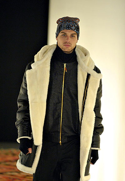 А вот леопарды живут не только в коллекции Симачева, есть они и у Prada. Так что, если ты мужчина, лучшим твоим украшением и другом должен стать мех. Но не роскошно-мужественный, с каким мы познакомились в этом зимнем сезоне благодаря марке Baldessarini, а немного «сиротский», типа рыжей лисы или уж абсурдно-люксовый, раскрашенные под леопардов. Если не хватит куража приобрести леопардовую шубу, обрати внимание на брюки-бананы того же хищного пятнистого узора. Брюкам-бананам у Симачева вообще отведено особое место, возможно, оттого, что их очень удобно заправлять в высокие ковбойские сапоги (которые, правда, раскрашены в русском стиле), потому они представлены в красном варианте, и в фиолетовом, и в черном атласном, и в белом.  А вот леопарды живут не только в коллекции Симачева, есть они и у Prada. Так что, если ты мужчина, лучшим твоим украшением и другом должен стать мех. Но не роскошно-мужественный, с каким мы познакомились в этом зимнем сезоне благодаря марке Baldessarini, а немного «сиротский», типа рыжей лисы или уж абсурдно-люксовый, раскрашенные под леопардов. Если не хватит куража приобрести леопардовую шубу, обрати внимание на брюки-бананы того же хищного пятнистого узора. Брюкам-бананам у Симачева вообще отведено особое место, возможно, оттого, что их очень удобно заправлять в высокие ковбойские сапоги (которые, правда, раскрашены в русском стиле), потому они представлены в красном варианте, и в фиолетовом, и в черном атласном, и в белом.