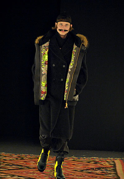 Ну и последнее — акцент Симачев предпочитает делать на глаза, этому способствуют объемные шарфы, закрывающие пол-лица или толстовки с капюшонами-масками.  Ну и последнее — акцент Симачев предпочитает делать на глаза, этому способствуют объемные шарфы, закрывающие пол-лица или толстовки с капюшонами-масками.